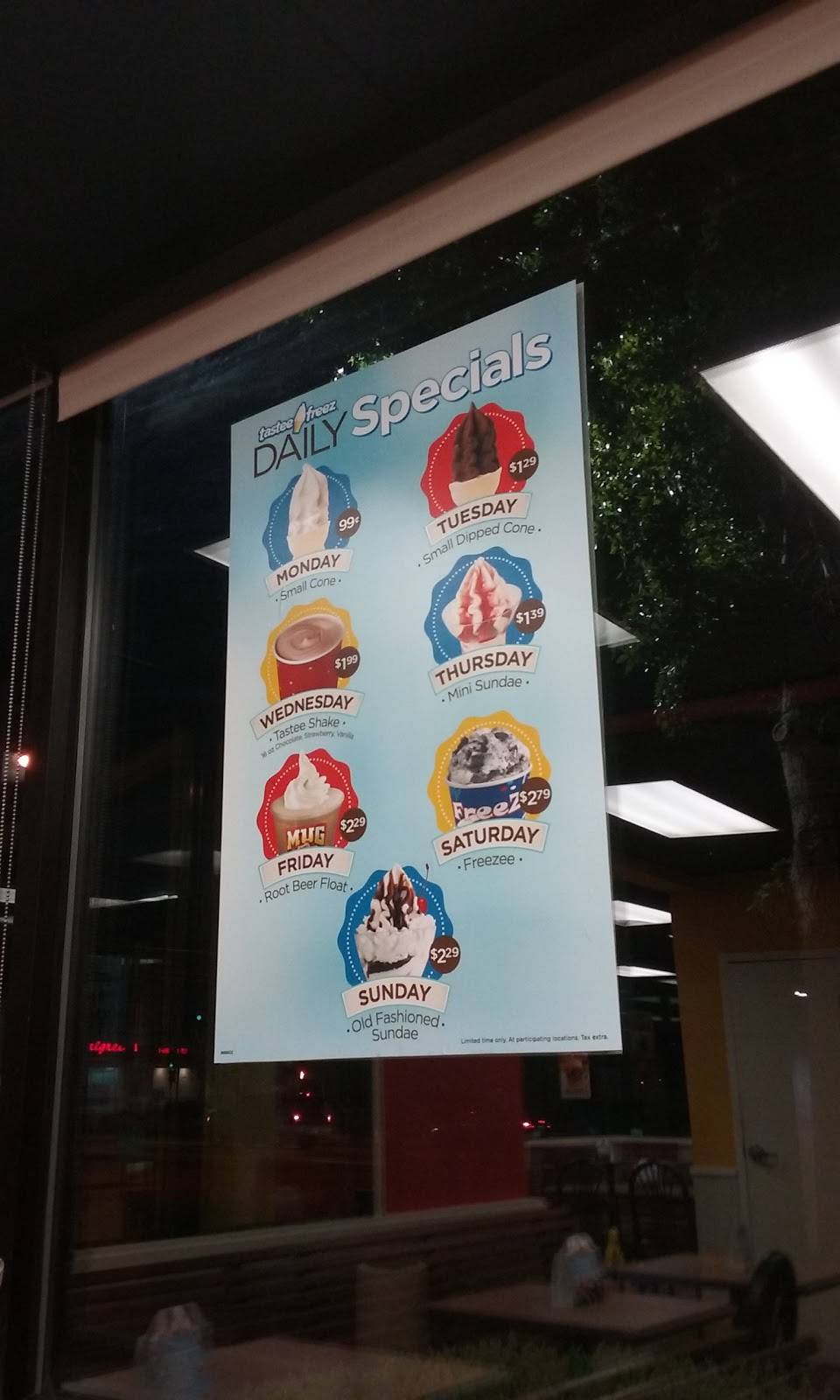 Wienerschnitzel | restaurant | 9651 Menaul Blvd NE, Albuquerque, NM 87112, USA | 5052960503 OR +1 505-296-0503