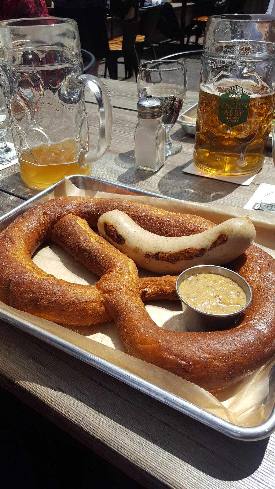 Unter Biergarten | restaurant | 120 East Ave, Rochester, NY 14604, USA | 5853604010 OR +1 585-360-4010