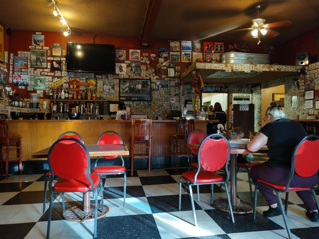 Qs Southern Bistro | restaurant | 101 W College Ave, Silver City, NM 88061, USA | 5755344401 OR +1 575-534-4401