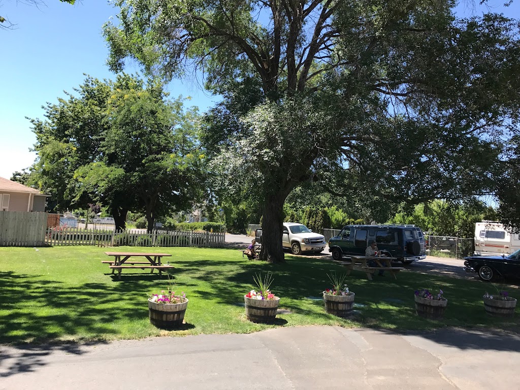 Stop & Go Drive Inn | restaurant | 2820 Fruitvale Blvd, Yakima, WA 98902, USA | 5094524641 OR +1 509-452-4641