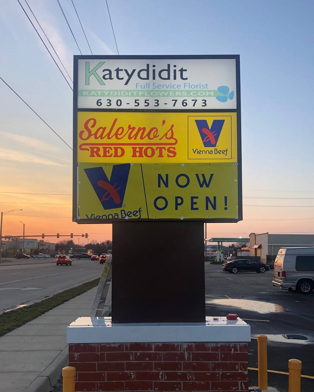 Salernos Red Hots | restaurant | 197 E Veterans Pkwy, Yorkville, IL 60560, USA | 6303838983 OR +1 630-383-8983