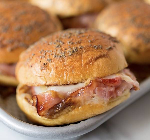 Louies Towne Grille | restaurant | 79 N Main St, Mt Clemens, MI 48043, USA | 5864770818 OR +1 586-477-0818