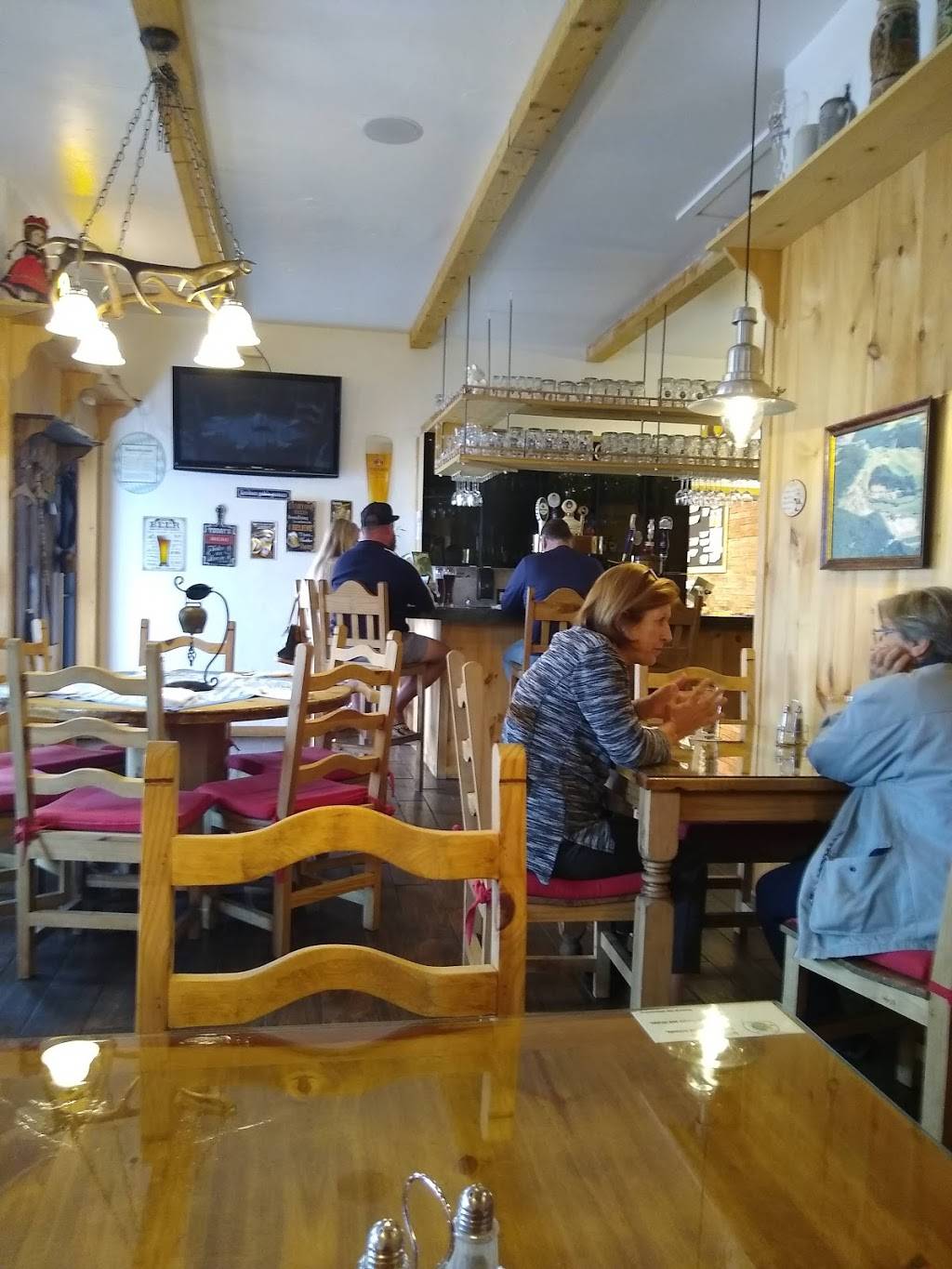 Jägerstüble German Cuisine | restaurant | 1977 E Bay Dr, Largo, FL 33771, USA | 7275861980 OR +1 727-586-1980