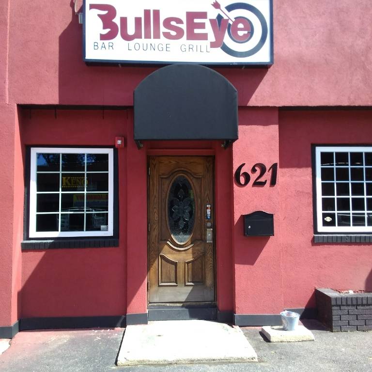 BullsEye Bar Lounge Grill | restaurant | 621 Center St, Chicopee, MA 01013, USA | 4133313374 OR +1 413-331-3374