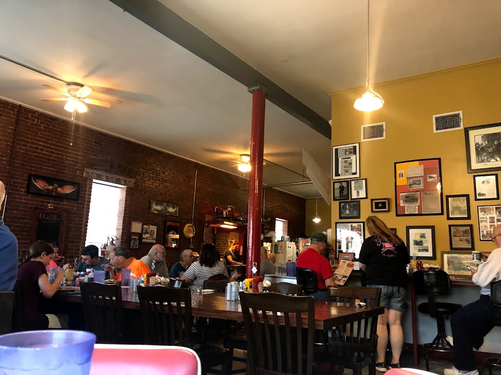 Red Firehouse Cafe | restaurant | 1824 E 4th Ave, Hutchinson, KS 67501, USA | 6208885320 OR +1 620-888-5320