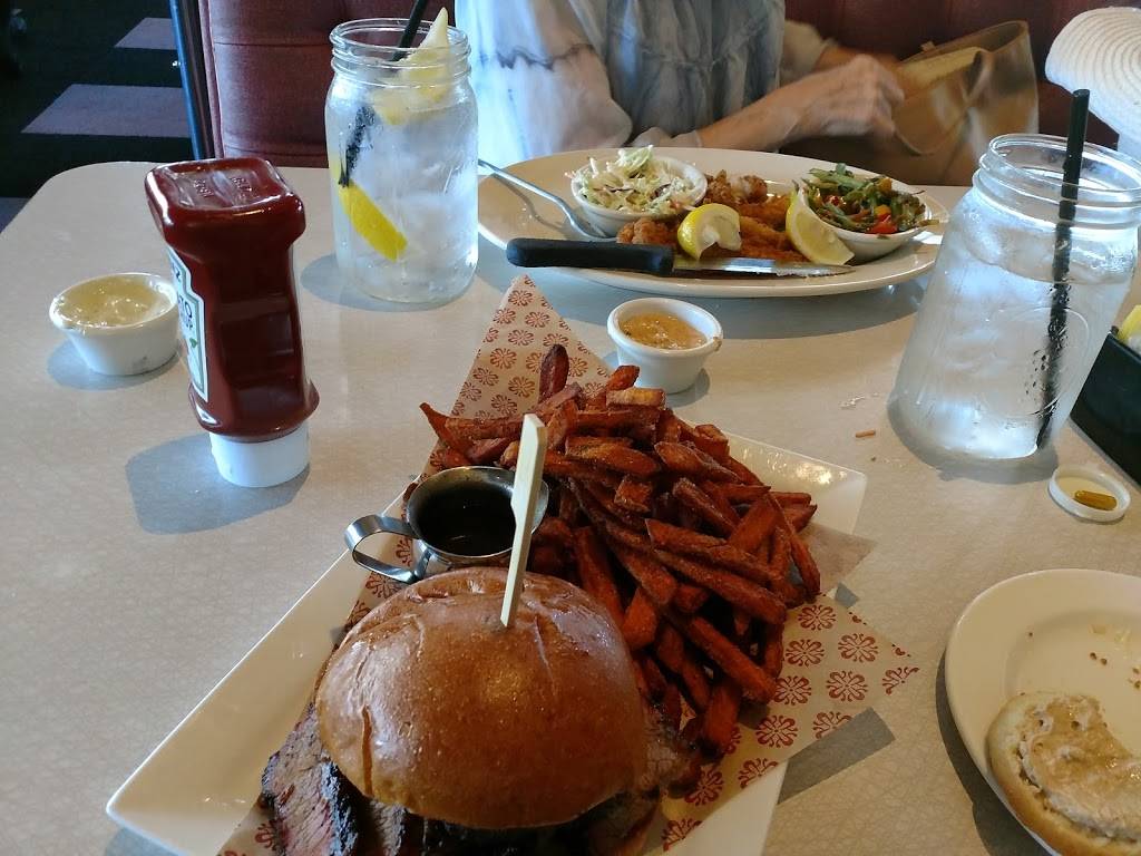 Lucilles Smokehouse Bar-B-Que | restaurant | 40748 Winchester Rd, Temecula, CA 92591, USA | 9517197427 OR +1 951-719-7427