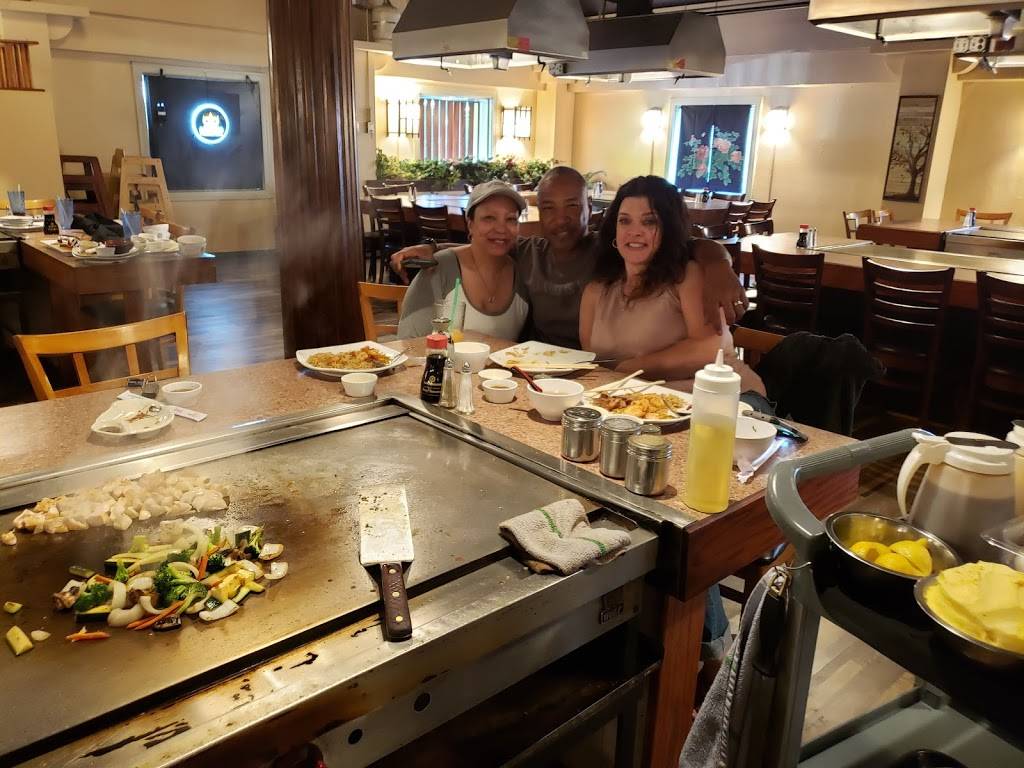 Fuji Teppanyaki & Sushi | restaurant | 5621 196th St SW, Lynnwood, WA 98036, USA | 4253617574 OR +1 425-361-7574