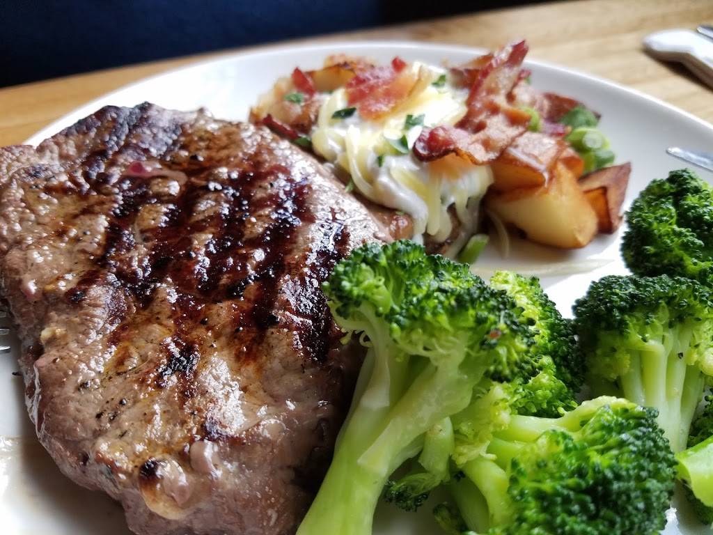 Applebees Grill + Bar | restaurant | 38-01 35th Ave, Astoria, NY 11101, USA | 7189437404 OR +1 718-943-7404