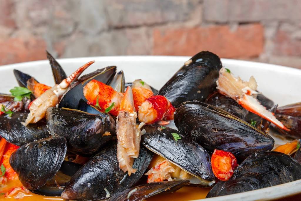 Augies Mussel House and Patio | restaurant | 1106 King St, Alexandria, VA 22314, USA | 7037213970 OR +1 703-721-3970