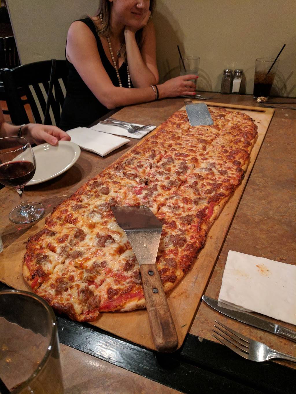 Armands Pizza & Pasta | restaurant | 105 W 1st St, Elmhurst, IL 60126, USA | 6307825800 OR +1 630-782-5800