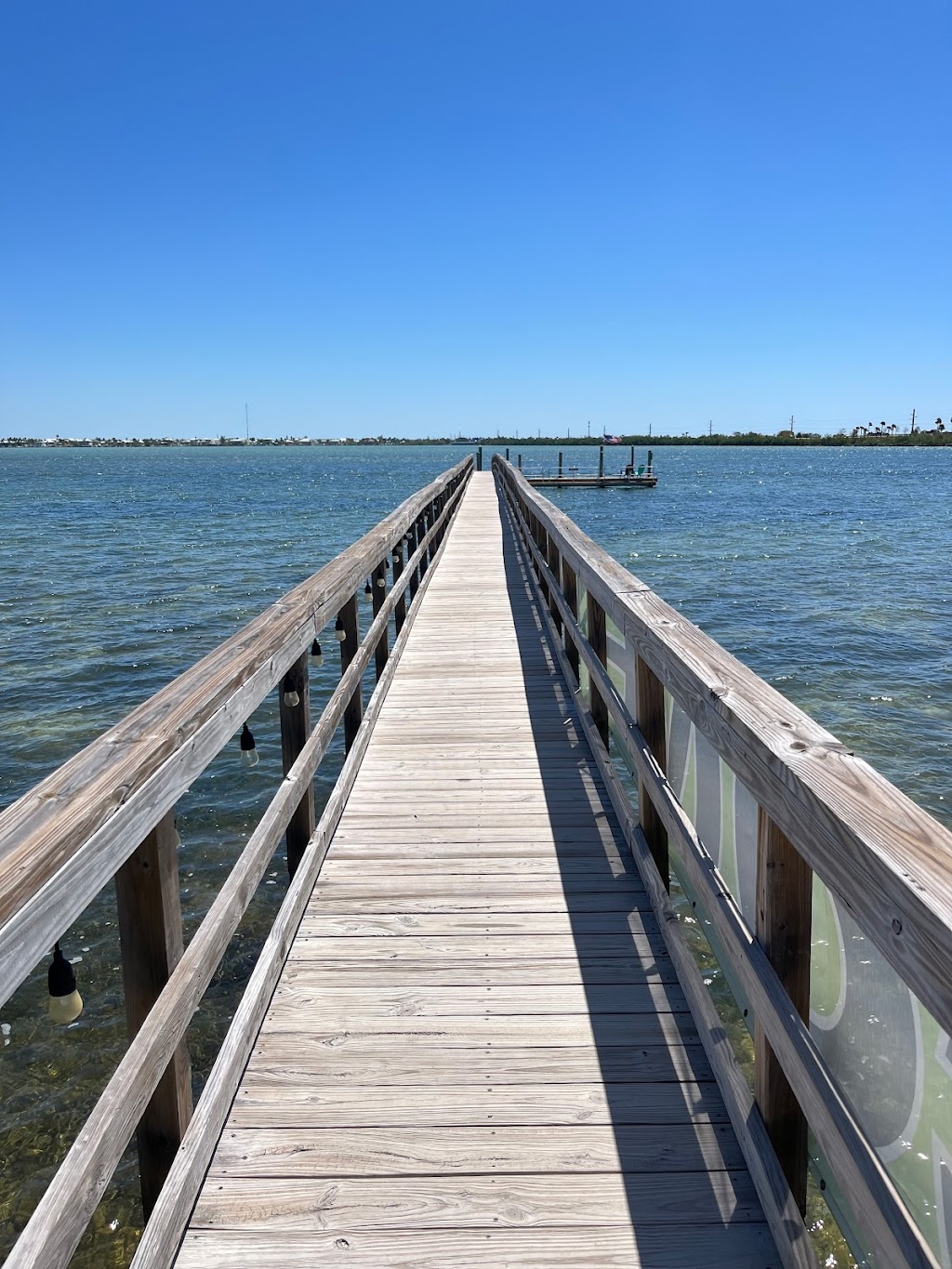 Kikis Sandbar & Grille | restaurant | 183 Barry Ave, Little Torch Key, FL 33042, USA | 3057807753 OR +1 305-780-7753