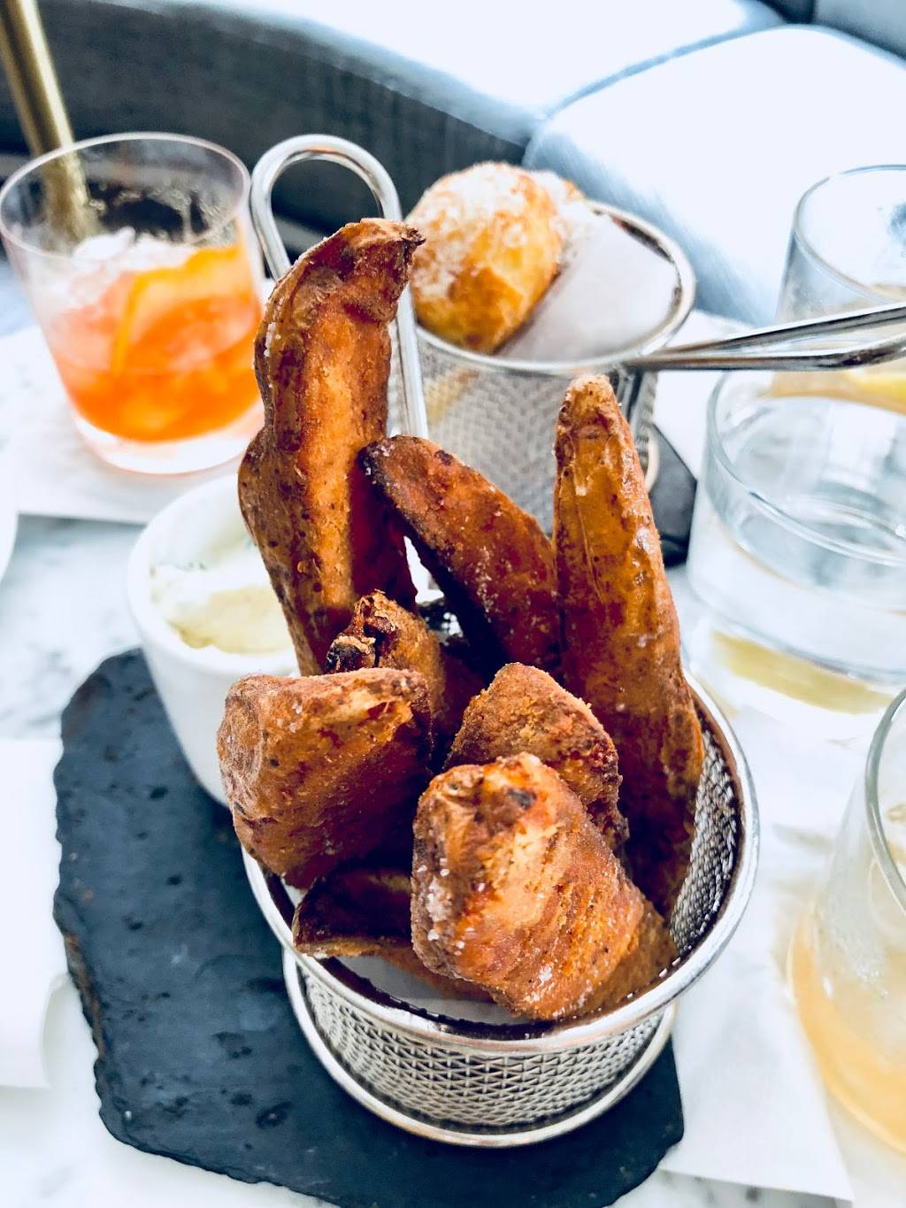 Maple & Pine Restaurant | restaurant | 201 W Broad St, Richmond, VA 23220, USA | 8043406050 OR +1 804-340-6050