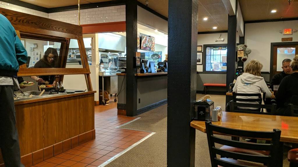 Round Table Pizza | meal delivery | 686 Sutton Way, Grass Valley, CA 95945, USA | 5302736155 OR +1 530-273-6155