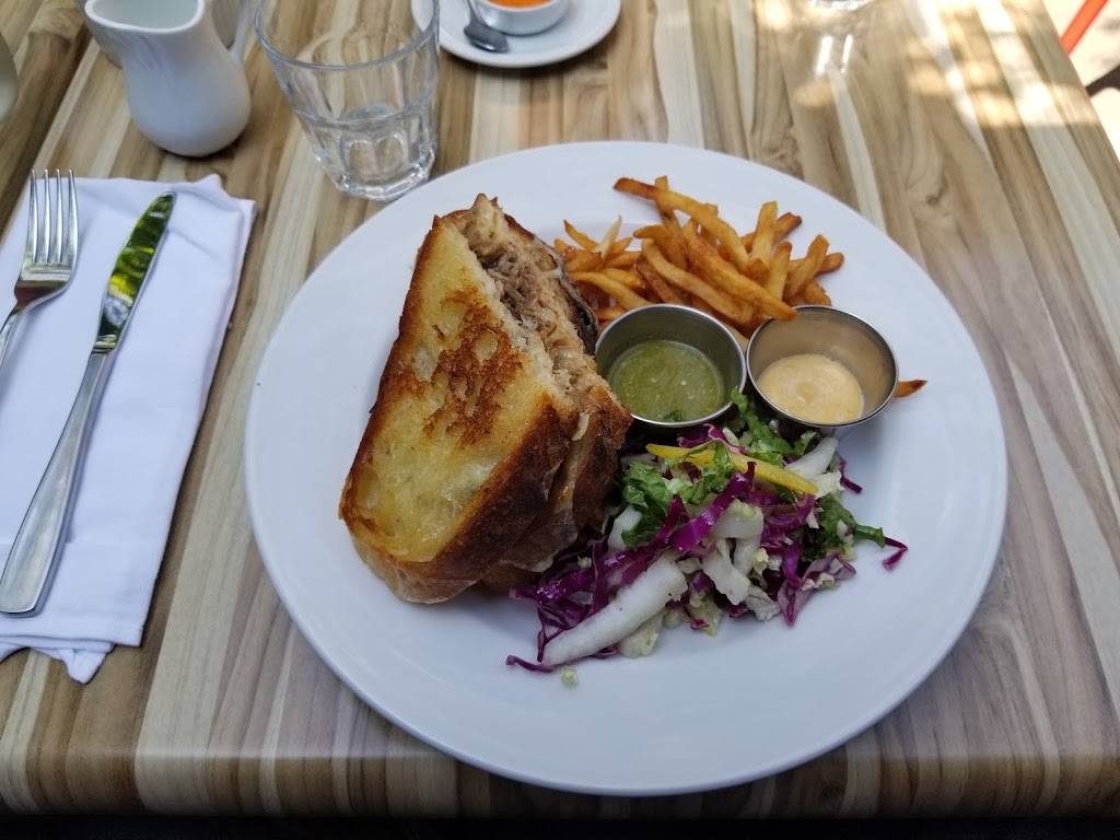 Brooklyn Tavern | restaurant | 1097 Queen St E, Toronto, ON M4M 1K7, Canada | 4169011177 OR +1 416-901-1177