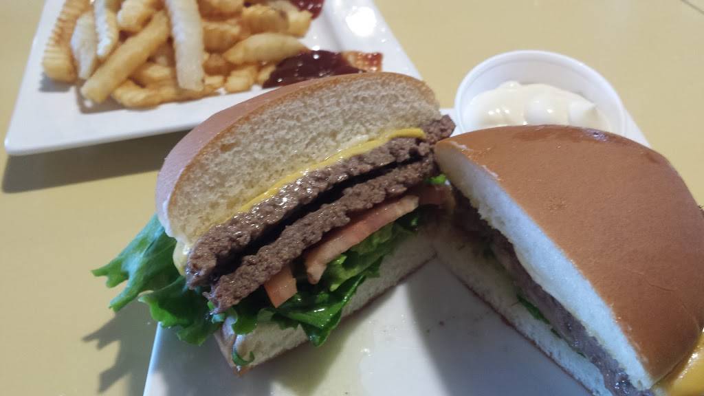 Sollys Grille | restaurant | 4629 N Port Washington Rd, Milwaukee, WI 53212, USA | 4143328808 OR +1 414-332-8808