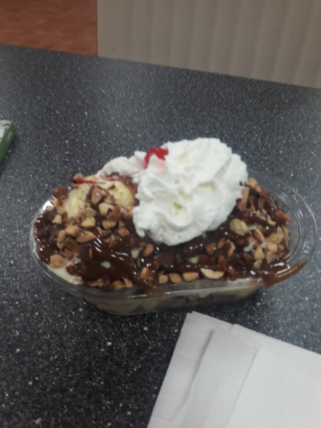 Braums Ice Cream & Burger Restaurant | restaurant | 907 S Cockrell Hill Rd, Duncanville, TX 75137, USA | 9727098946 OR +1 972-709-8946