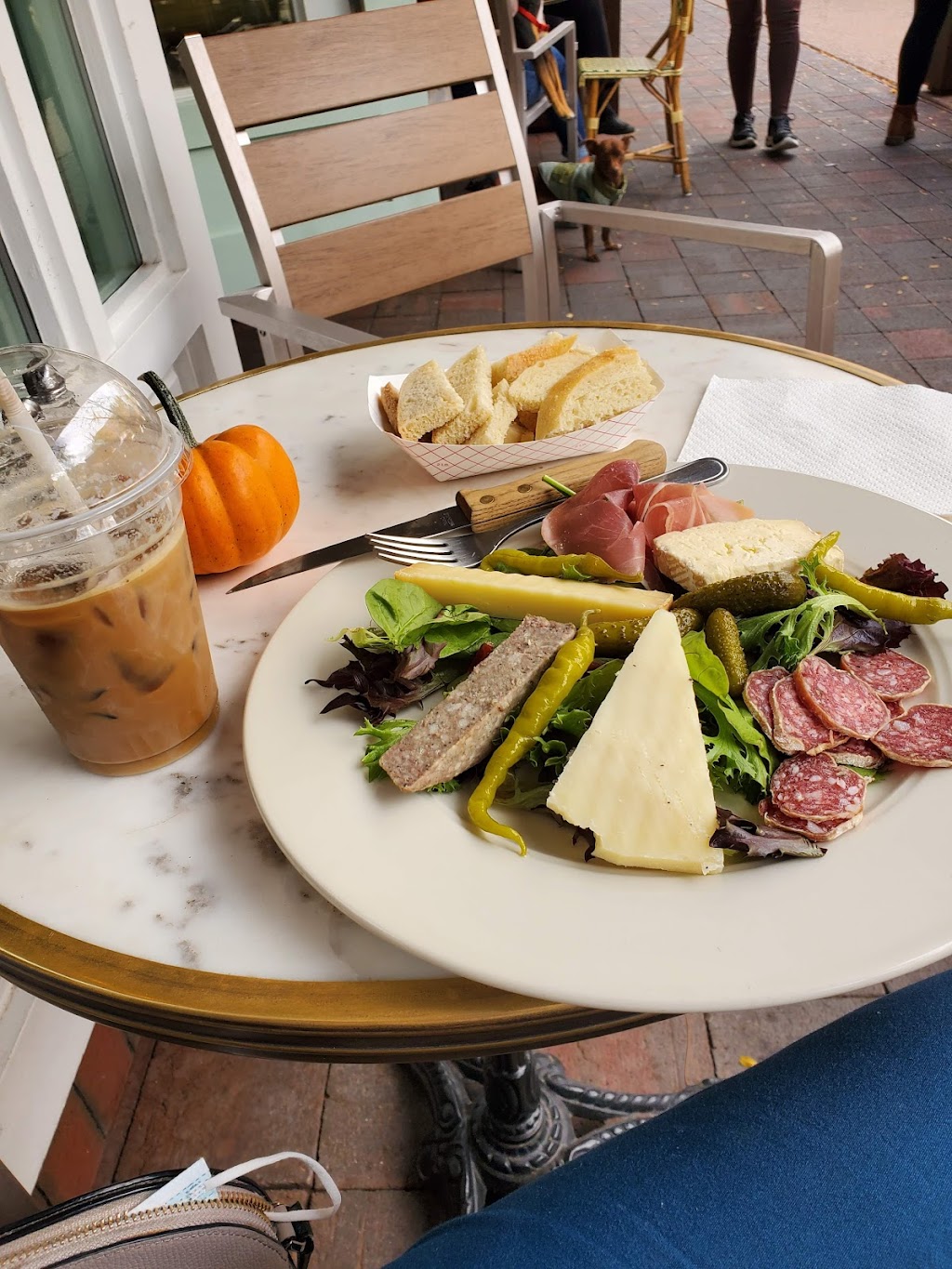 Cafe Des Artistes | restaurant | 130 Lincoln Ave, Santa Fe, NM 87501, USA | 5058202535 OR +1 505-820-2535