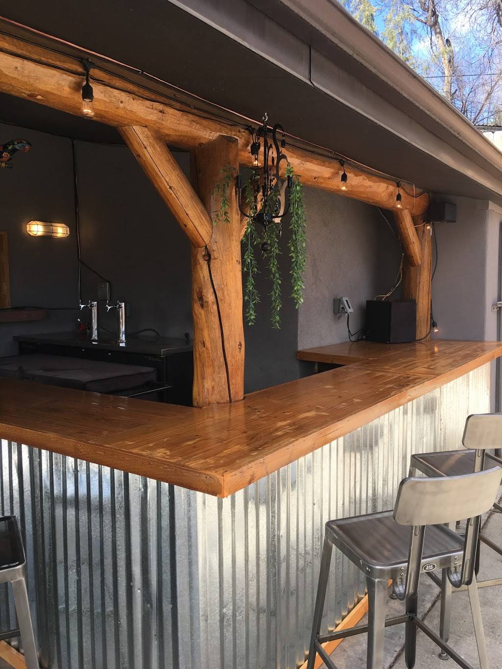 The Lyons Den Restaurant & Taphouse | restaurant | 160 E Main St, Lyons, CO 80540, USA | 3038232322 OR +1 303-823-2322