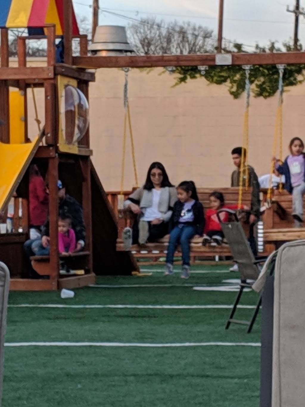 Backyard on Broadway | restaurant | 2411 Broadway St, San Antonio, TX 78215, USA | 2109512607 OR +1 210-951-2607