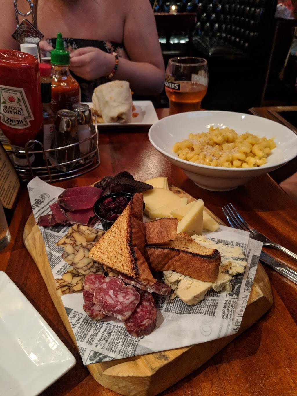 Corcorans Grill & Pub | restaurant | 1615 N Wells St, Chicago, IL 60614, USA | 3124400885 OR +1 312-440-0885