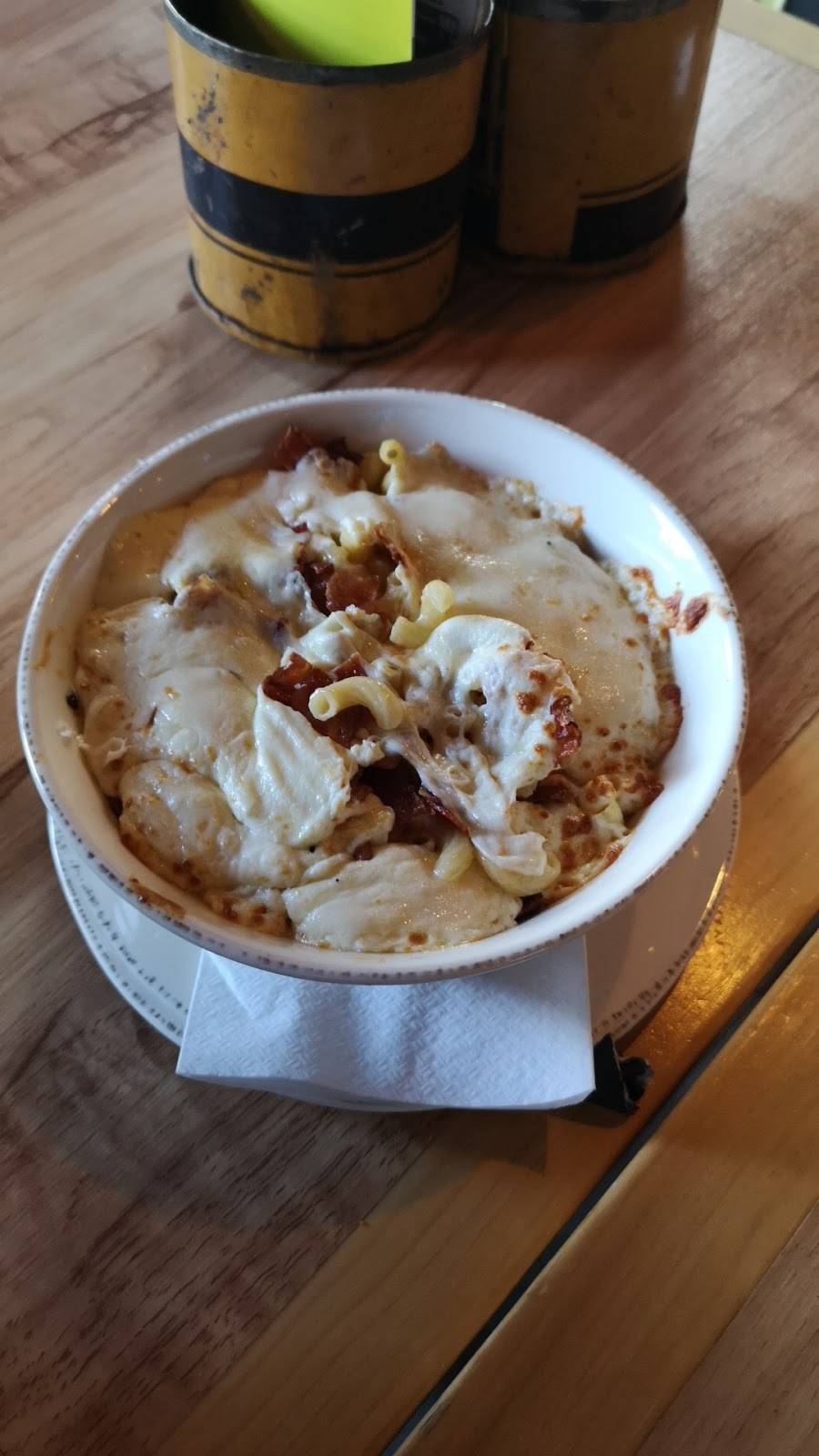 LUsine | restaurant | 2939 Boulevard des Promenades, Sainte-Marthe-sur-le-Lac, QC J7P 0B4, Canada | 4509744040 OR +1 450-974-4040