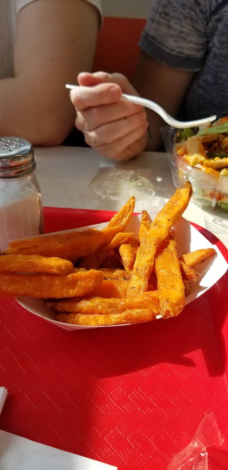 Bee Tees Drive-In | restaurant | E Union St, Newark, NY 14513, USA | 3153314868 OR +1 315-331-4868