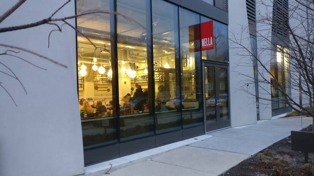 Nella Pizza e Pasta | restaurant | 1125 E 55th St, Chicago, IL 60615, USA | 7736430603 OR +1 773-643-0603