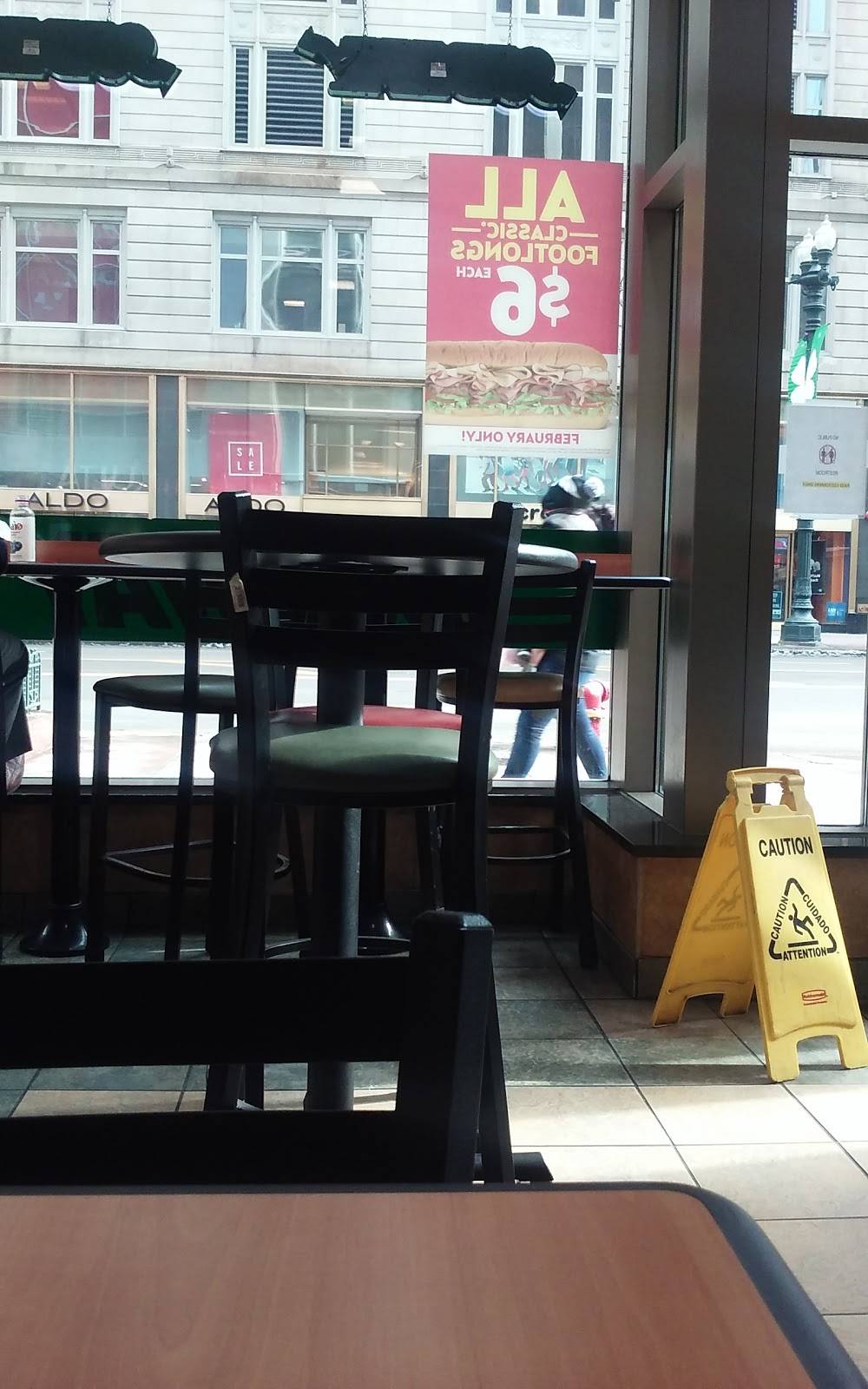 Subway Restaurants | restaurant | 236 S State St, Chicago, IL 60604, USA | 3125884100 OR +1 312-588-4100