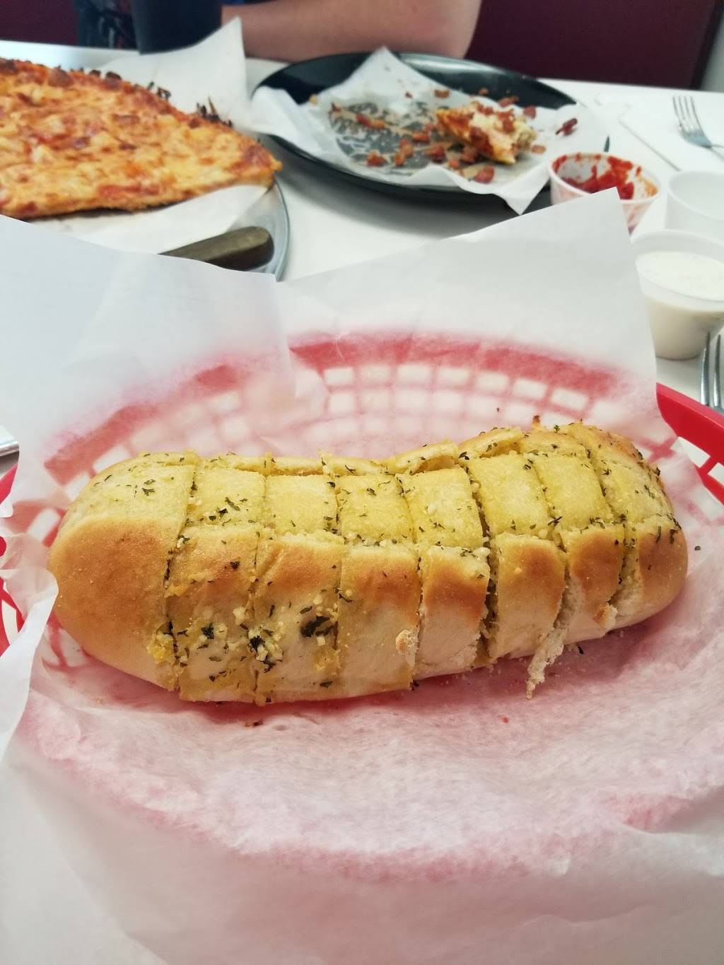 Bellevue Pizza House | restaurant | 325 E Center St, Bellevue, OH 44811, USA | 4194839068 OR +1 419-483-9068