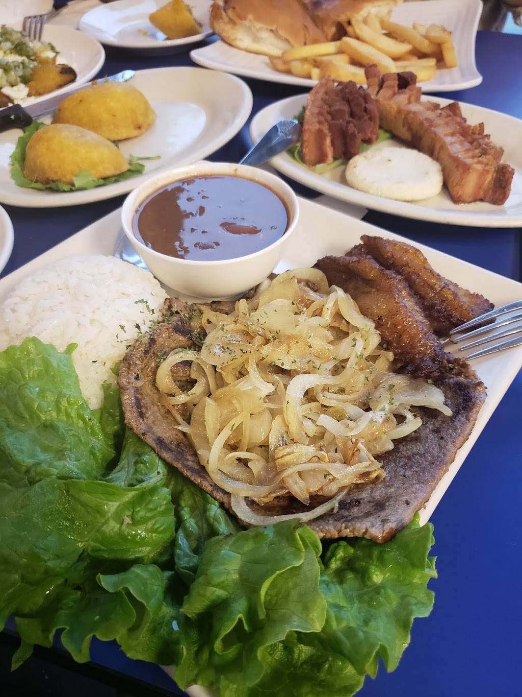 Monos Colombian Restaurant | restaurant | 7330 Southwest Fwy, Houston, TX 77074, USA | 7137731996 OR +1 713-773-1996