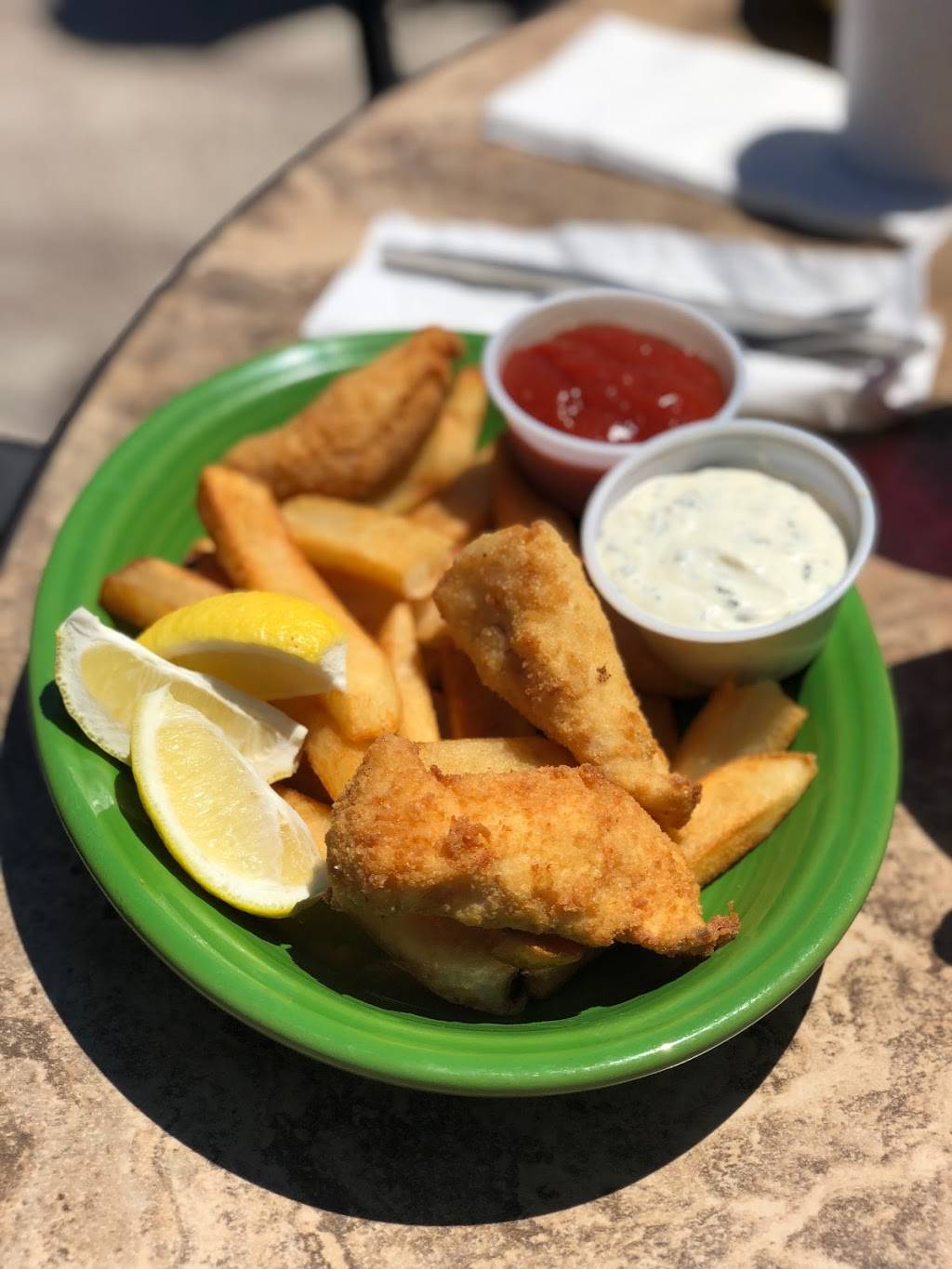 Fins Bar & Grill | restaurant | 25 W Grand Ave, Grover Beach, CA 93433, USA | 8054733467 OR +1 805-473-3467