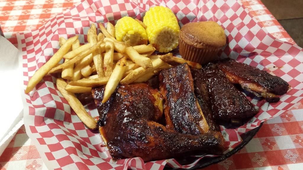 Famous Daves Bar-B-Que | restaurant | 5077 S 27th St, Greenfield, WI 53221, USA | 4147271940 OR +1 414-727-1940