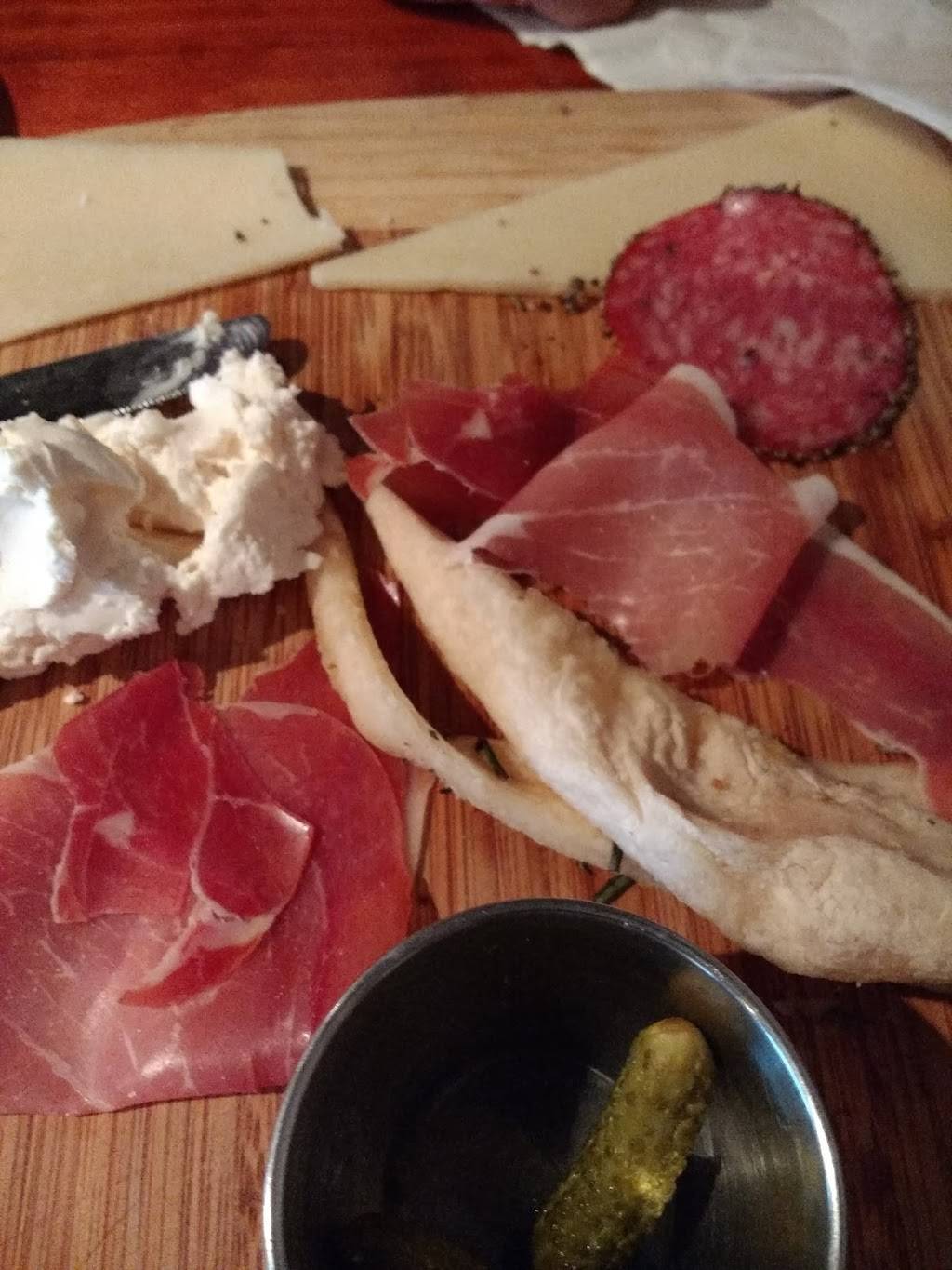 Mulberry St. Pub & Grub | restaurant | 823 Main St, Bandera, TX 78003, USA | 8307969463 OR +1 830-796-9463