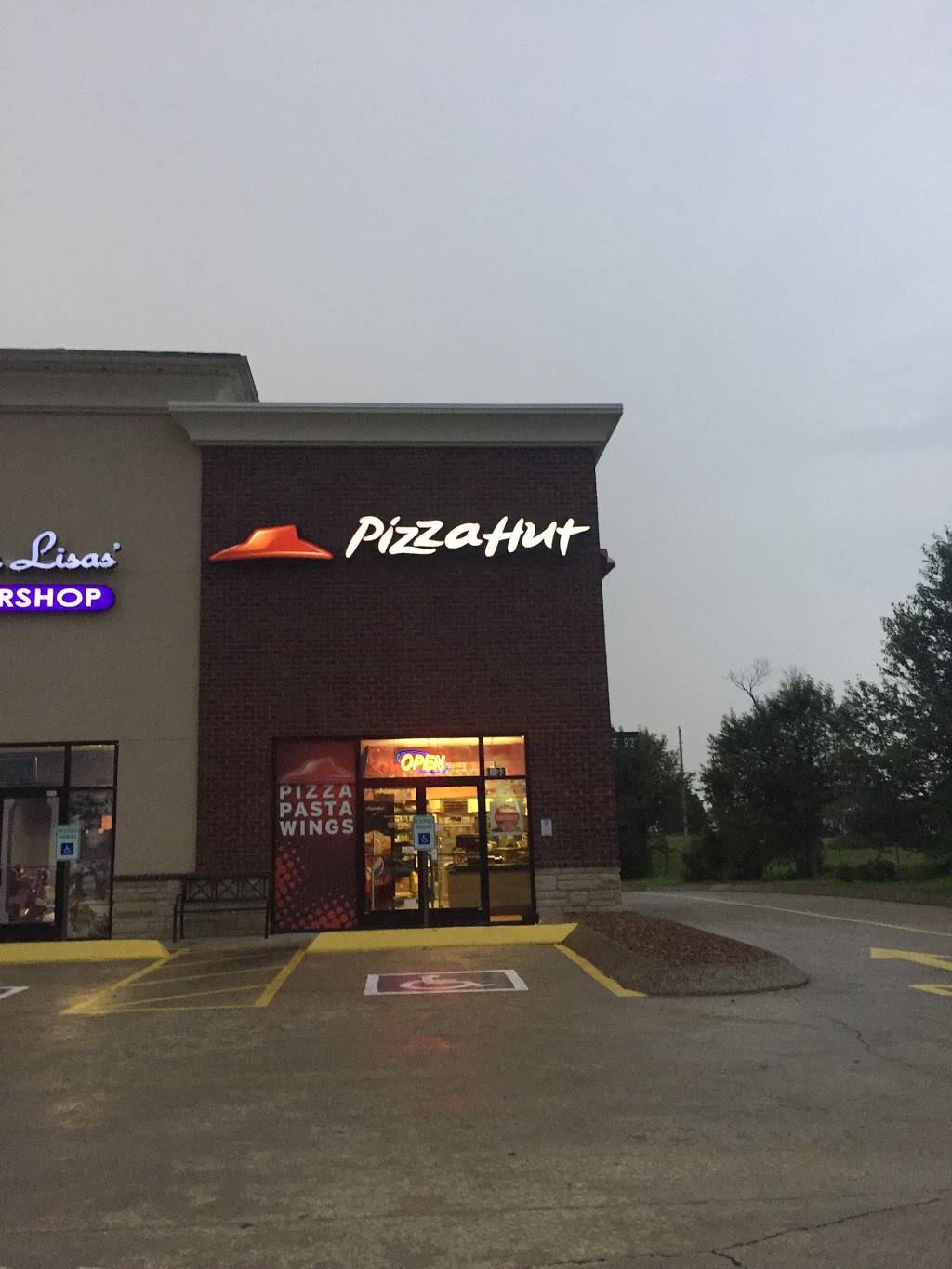 Pizza Hut | meal takeaway | 1933 Tiny Town Rd Suite C, Clarksville, TN 37042, USA | 9315538377 OR +1 931-553-8377