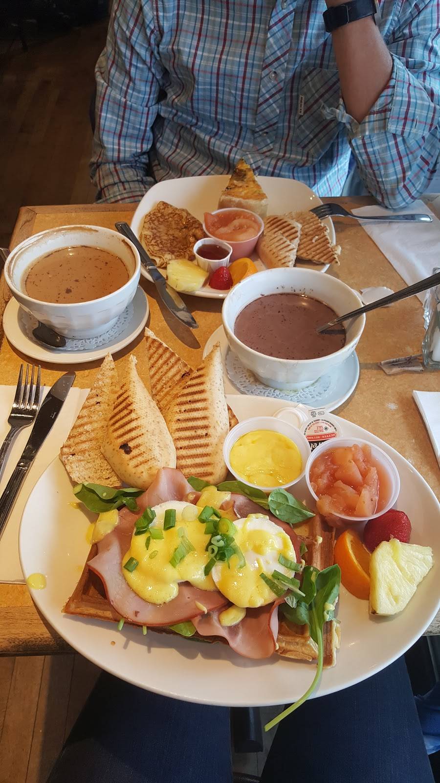 Manneken-Pis | cafe | 320 Rue Champlain, Saint-Jean-sur-Richelieu, QC J3B 6W2, Canada | 4503483254 OR +1 450-348-3254