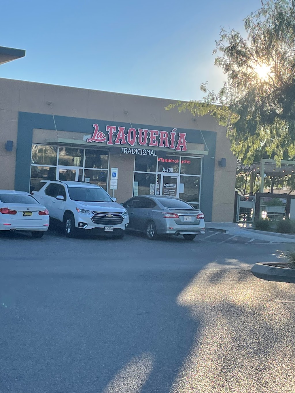 La Taqueria Tradicional | restaurant | 1050 Sunland Park Dr Suite A-700, El Paso, TX 79922, USA | 9153002555 OR +1 915-300-2555