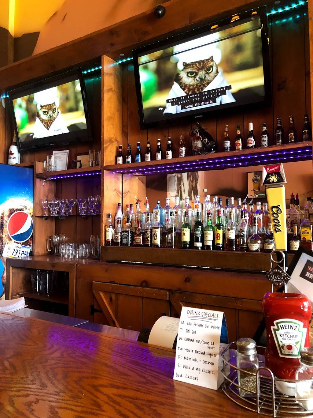 Wild Wing | restaurant | 5955 Latimer Dr #4, Mississauga, ON L5V 0B7, Canada | 9058171444 OR +1 905-817-1444