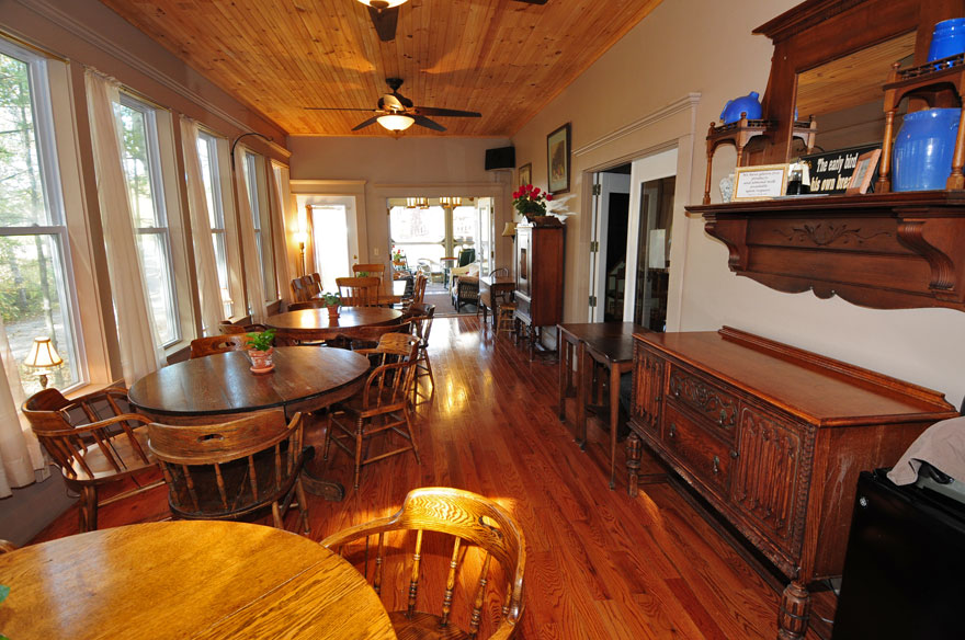 Big Moose Inn, Cabins, & Campground | restaurant | 5 Frederickas Way, Millinocket, ME 04462, USA | 2077238391 OR +1 207-723-8391