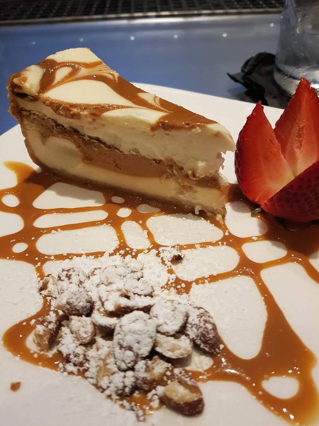 Revolve Kitchen + Bar | restaurant | 2525 W Loop S, Houston, TX 77027, USA | 7138509200 OR +1 713-850-9200