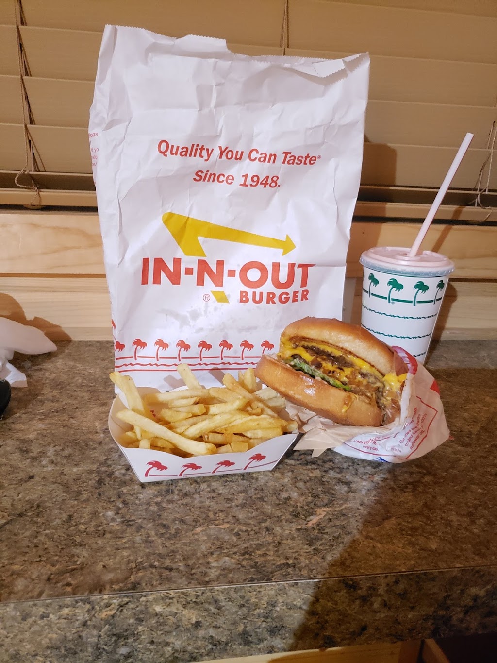 In-N-Out Burger | restaurant | 81-101 London Bridge Rd, Lake Havasu City, AZ 86403, USA | 8007861000 OR +1 800-786-1000