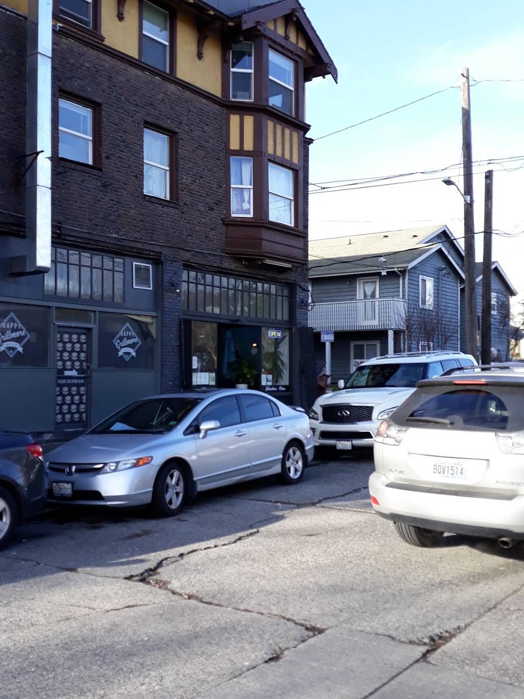 Happy Grillmore | restaurant | 509 13th Ave, Seattle, WA 98122, USA | 2066981584 OR +1 206-698-1584