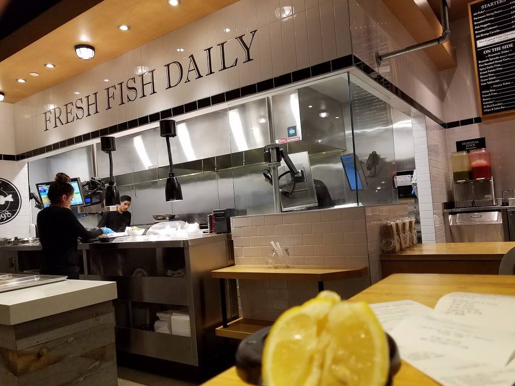 California Fish Grill | restaurant | 1530 Camino De La Reina, San Diego, CA 92108, USA | 6195418723 OR +1 619-541-8723