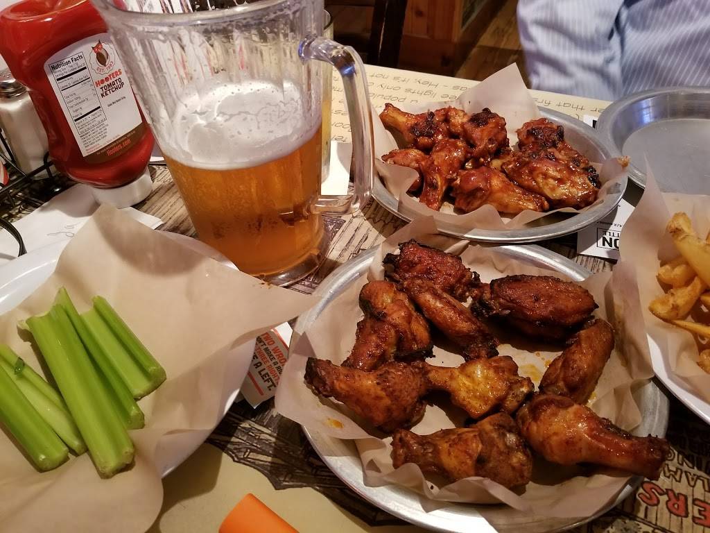 Hooters | meal takeaway | 8050 Kingston Pike, Knoxville, TN 37919, USA | 8656944668 OR +1 865-694-4668