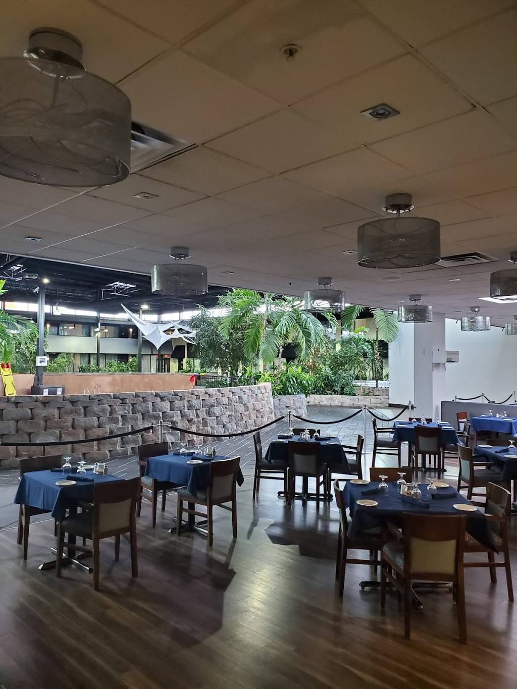 Le Tropik restaurant-bar | restaurant | 6500 Chemin de la Côte-de-Liesse, Saint-Laurent, QC H4T 1E3, Canada | 5147393391 OR +1 514-739-3391