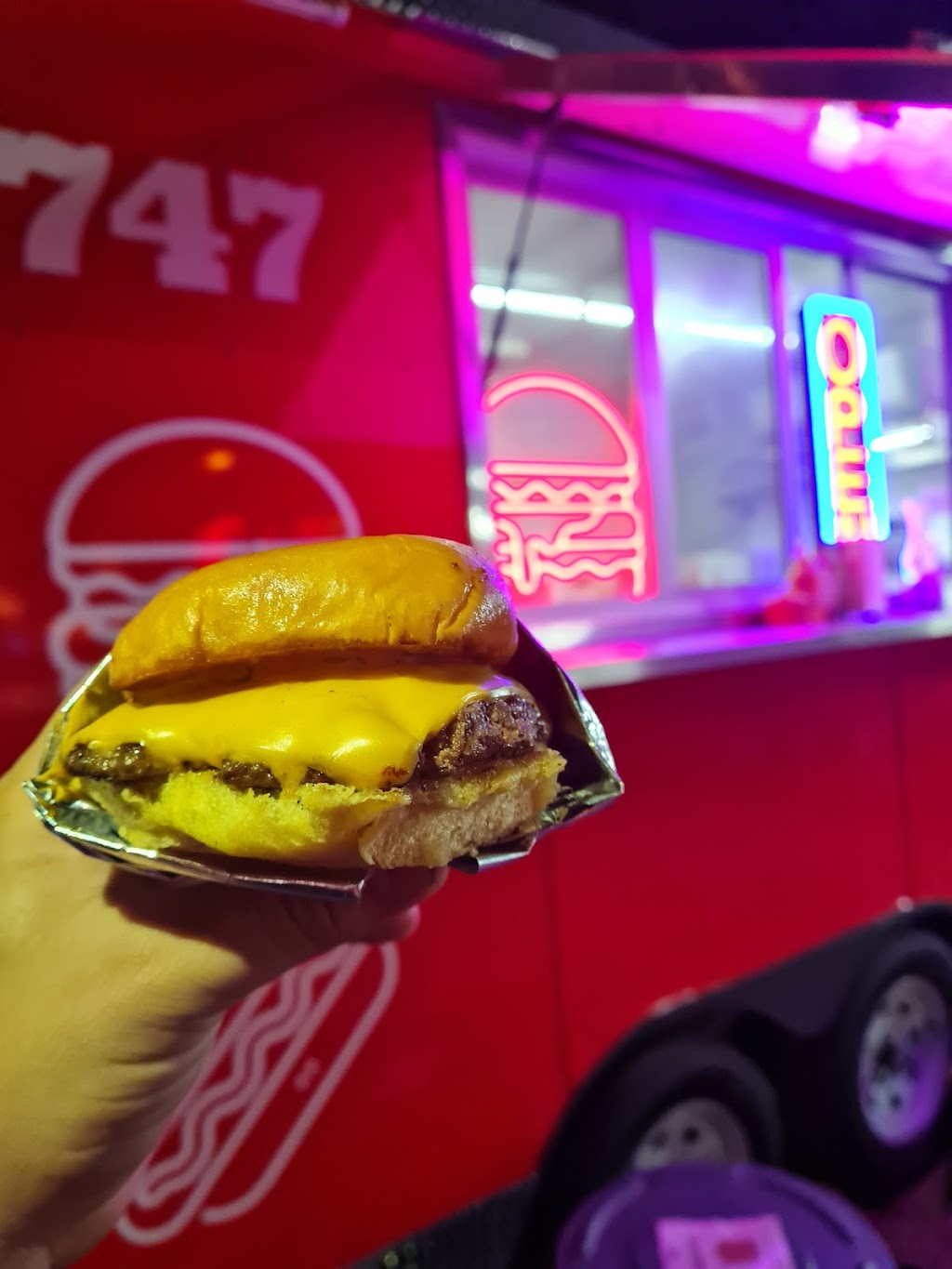 747 burgers | restaurant | 601 W Live Oak St, Austin, TX 78704, USA | 7372887204 OR +1 737-288-7204