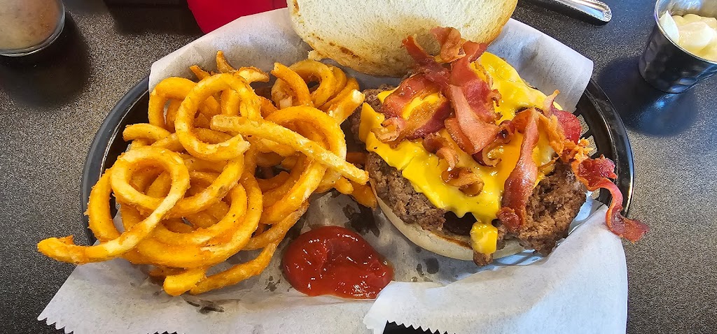 Barbers Place | restaurant | 117 N Park Ave, Hohenwald, TN 38462, USA | 9313066995 OR +1 931-306-6995