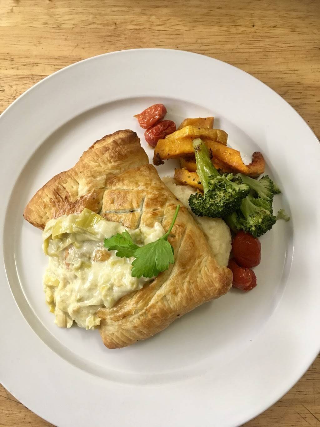 Cassis Bistro | restaurant | 27 Queen St, Lakefield, ON K0L 2H0, Canada | 7056528045 OR +1 705-652-8045