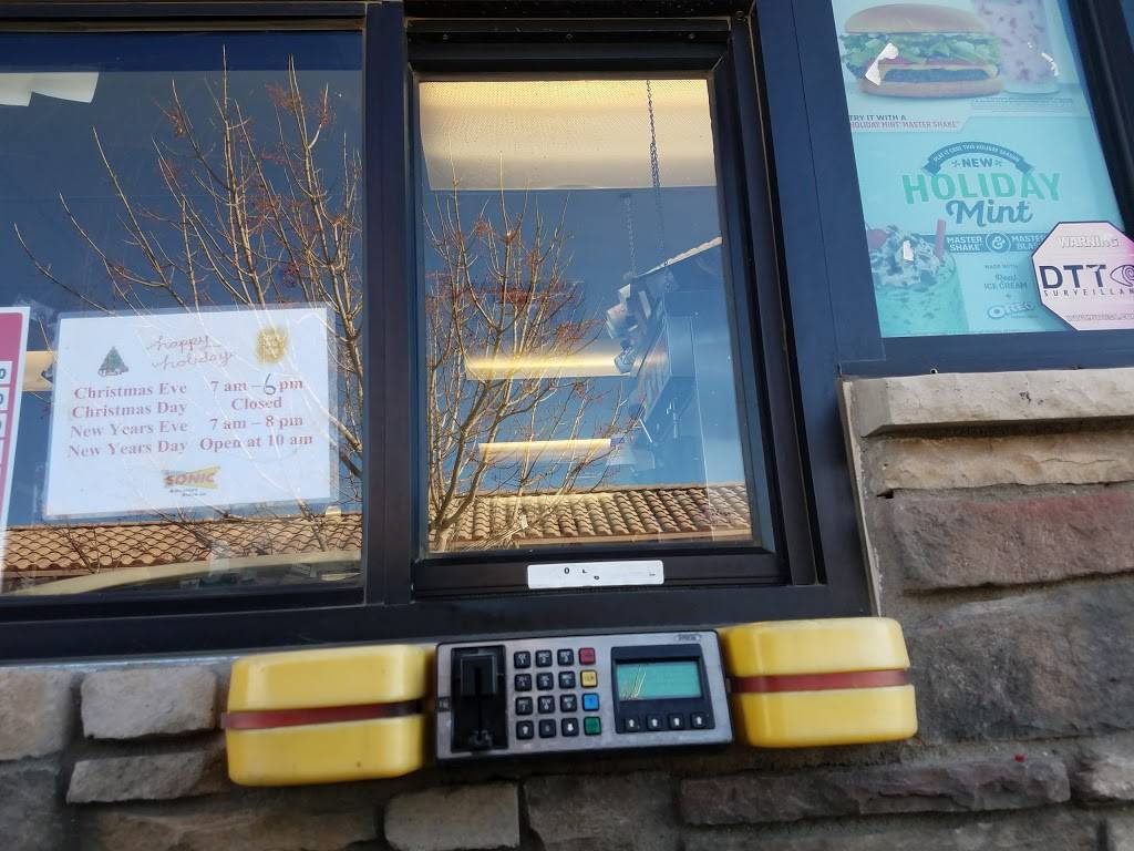 Sonic Drive-In | restaurant | 19398 Bear Valley Rd, Apple Valley, CA 92308, USA | 6612670401 OR +1 661-267-0401