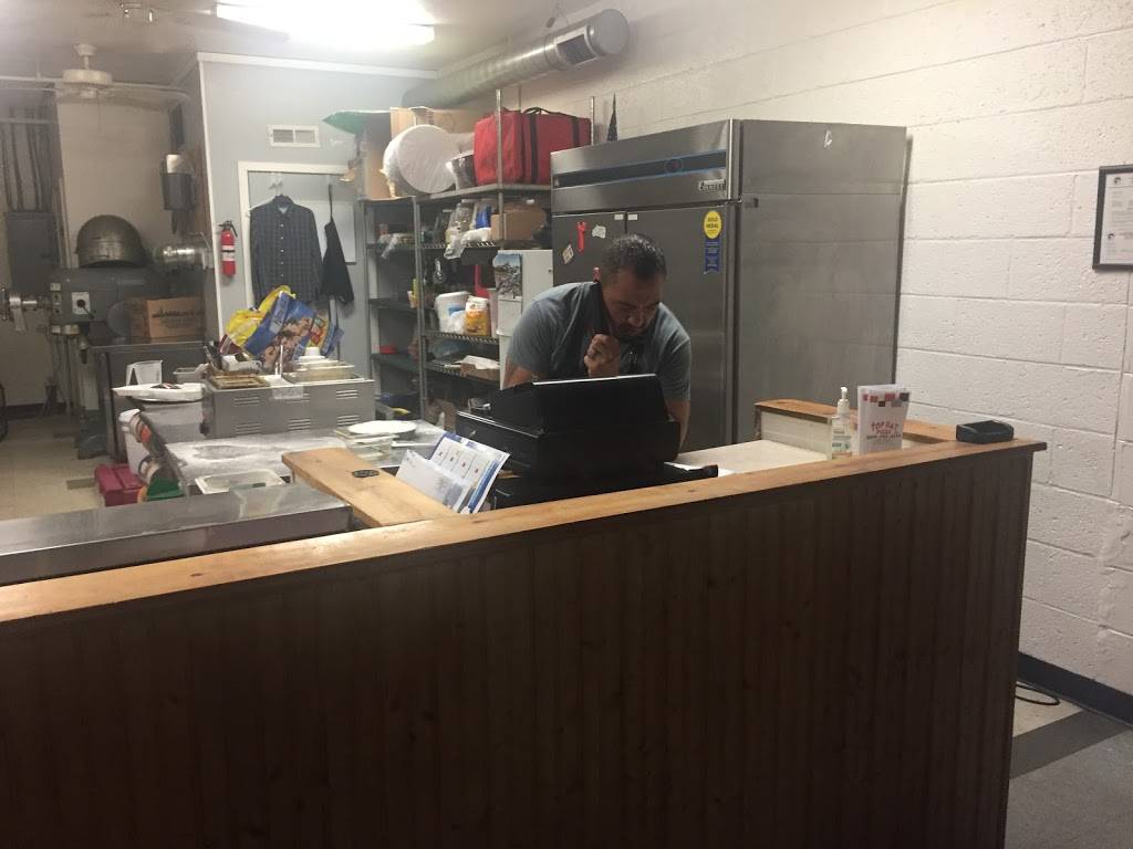 TOP HAT PIZZA | restaurant | 1509 15th St, Moline, IL 61265, USA | 3097979177 OR +1 309-797-9177