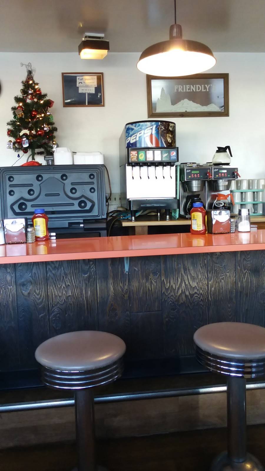 Friendlys | restaurant | 2115 Main St, Elwood, IN 46036, USA | 7655525333 OR +1 765-552-5333